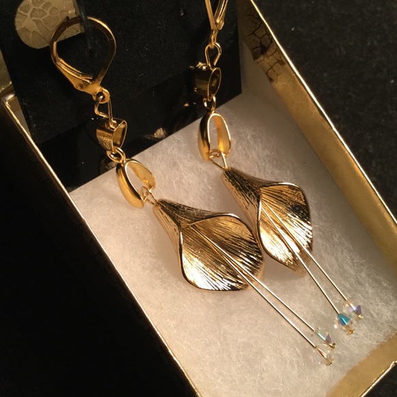 MariMeg Curio Closet Jewelry - 18K GP Cala Lily Earrings w/ Swarovski Crystal